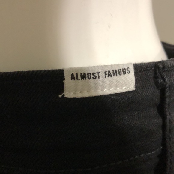 Almost Famous Black Stretch Waist Cut Off Shorts size 7 - Picture 5 of 6